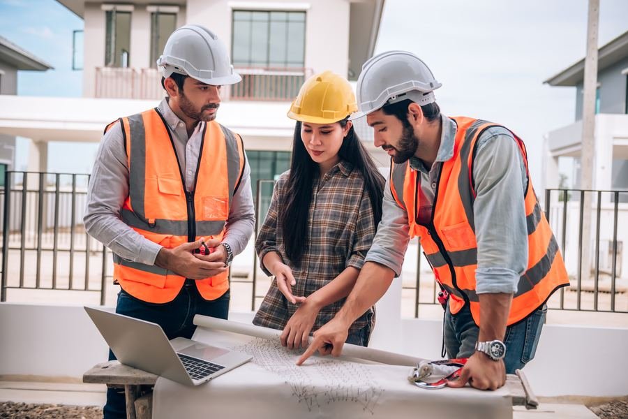 Equipo de construcción trabajando en obra