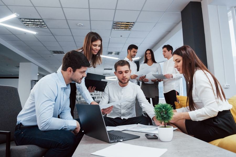 Equipo de oficina armando plan de negocio